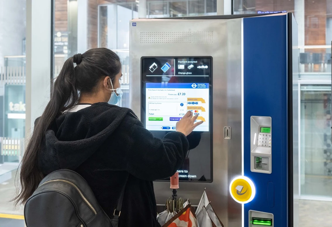 Railway ticket vending terminal · 自助售票机